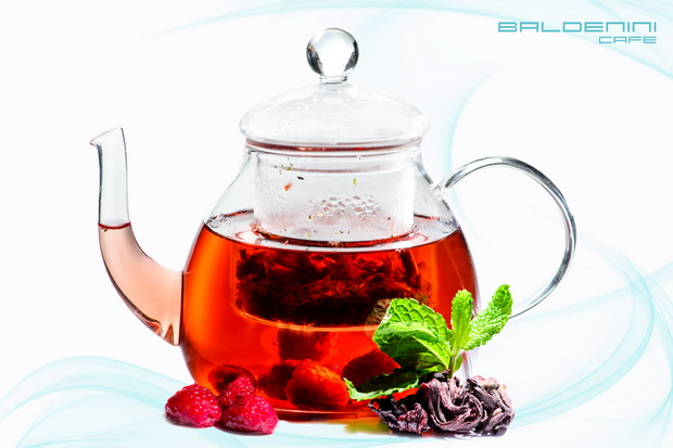 Травяной чай с малиной и шиповником от Baldenini cafe. Горячие зимние напитки