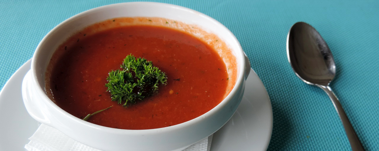 Сельдерей помидоры суп. Гаспаччо. Томатно-сельдерейный суп. Суп из сельдерея и помидор. Гаспаччо в чашке.